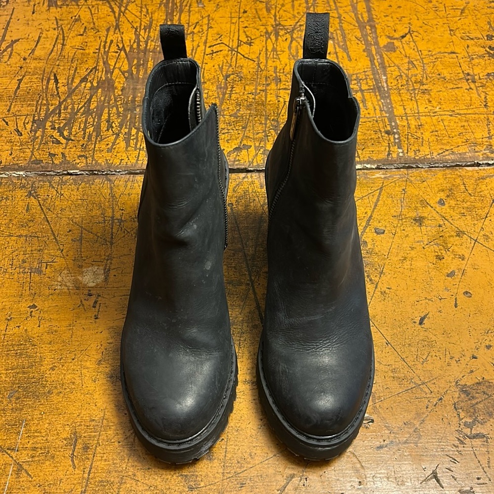 Black Dr Martens heeled zipper boots size W 11